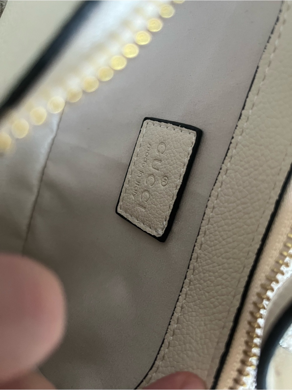 Gucci White Pebbled Leather Shoulder Bag with Gold GG - Picture 3 of 3